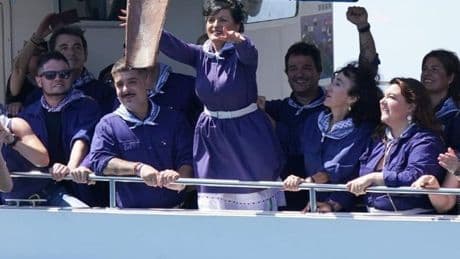 Bermeo lanza la teja por Izaro y Gaza