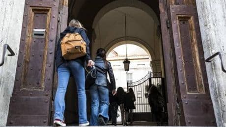 Studentessa confessa rapporto sessuale col professore, arrestato il docente