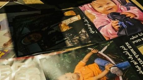 Israel-Gaza-Konflikt: Palästinenser protestieren mit Fotos getöteter israelischer Kinder