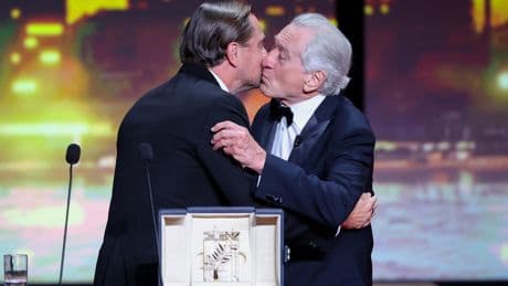 Leonardo DiCaprio et Robert de Niro : l’émouvante étreinte de deux légendes sur la scène du Palais des festivals