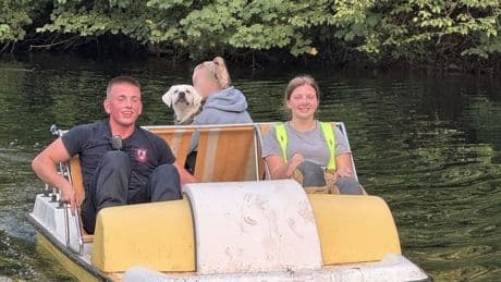 Ratingen: Feuerwehr rettet Labrador mit Tretboot aus Steinbruch