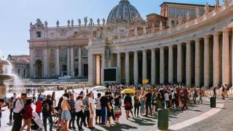 Alman turist, Roma'da tarihi eseri skuterle taşırken yakalandı