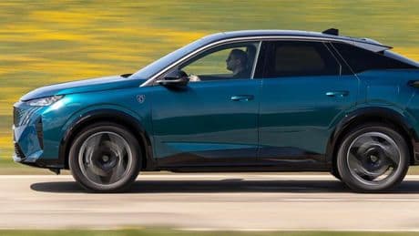 La coppia di Suv con doppio motore marchiata Peugeot