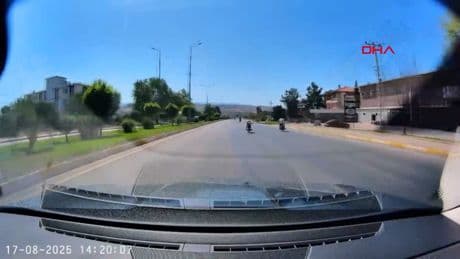 Motosiklet sürücülerinin tehlikeli yarışı: O anlar kamerada