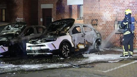 Brandserie in Leipzig - E-Autos vor Rathaus in Flammen
