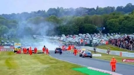 Drama en el British Supersport: dos pilotos muertos y once heridos