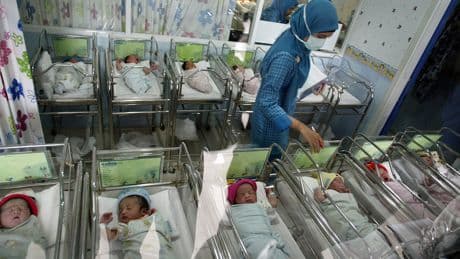 Inverno demografico: crollano le nascite nel mondo, l’Italia verso il collasso entro il 2100