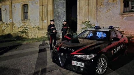 Mazara del Vallo, ragazzini salgono sul tetto di un edificio e cadono per 10 metri. Uno muore, l’altro è grave