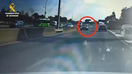 Detenido un hombre por conducir en sentido contrario cuatro veces en el mismo día: provocó varios accidentes