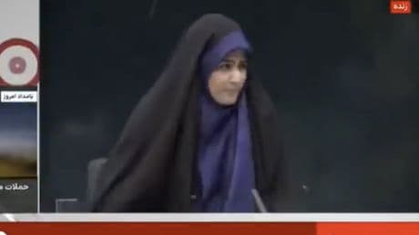Szene im Video: Iranischer Staatssender während Live-Sendung angegriffen