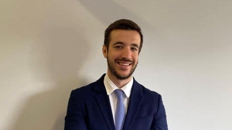 Juanma Lorente, abogado laboralista: “Si tu jefe te pilla en la playa estando de baja, no puede sancionarte ni despedirte si la actividad no interfiere con tu recuperación ni contradice el parte médico”