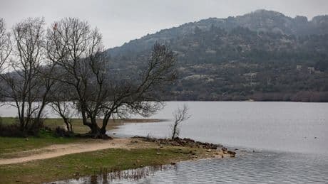 Hallan el cuerpo de una joven a orillas del embalse de Manzanares El Real