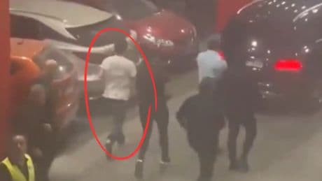 Escándalo en el derbi griego de baloncesto: el presidente del Panathinaikos huye corriendo para no ser detenido por la Policía