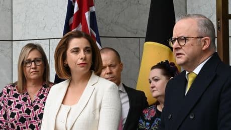 Australia prohíbe a los menores de 16 años acceder a YouTube por "causar daño social"