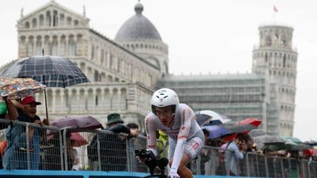 Juan Ayuso sobrevive a la lluvia en la contrarreloj de Pisa y acecha la maglia rosa