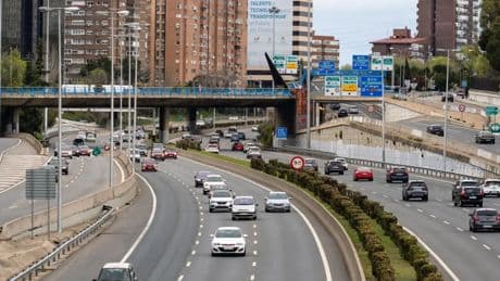 Mínimo dos personas por coche y un euro por circular: las reglas que propone la DGT