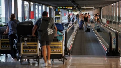 Lo que debes hacer si viajas al extranjero para evitar "un roto en la economía familiar" de miles de euros