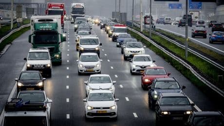 Al vroeg lange file op A1 door omrijders afsluiting A12