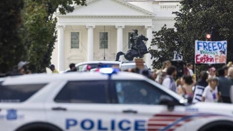 Lo sceriffo Trump occupa Washington per trenta giorni. "È fuori controllo"