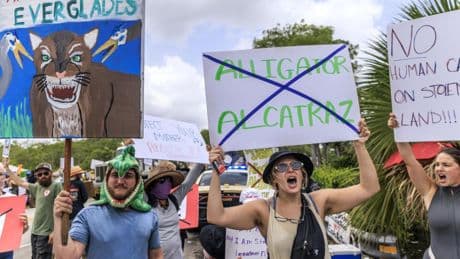 Malas noticias para Trump: Juez ordena revelar los acuerdos de custodia en Alligator Alcatraz