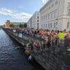 „Ich will euch baden sehen!“: Hunderte schwimmen gegen Spree-Badeverbot im Berliner Zentrum