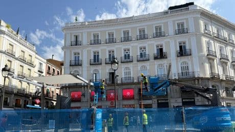 Los toldos de la Puerta del Sol no llegan hasta la próxima semana, pese al calor asfixiante