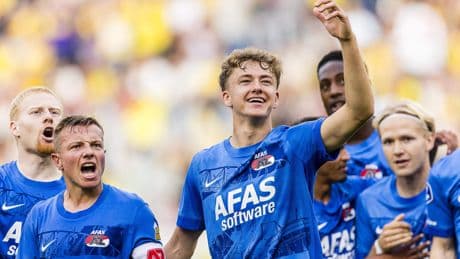 Sven Mijnans doet NAC Breda namens AZ in slotfase de das om