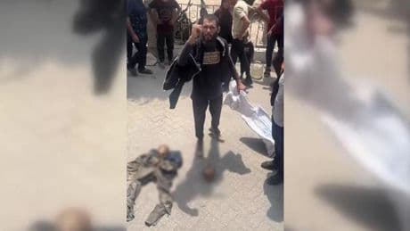Gazzeli babanın isyanı... Evlerin enkazından insanlara ait iskeletler çıkıyor!
