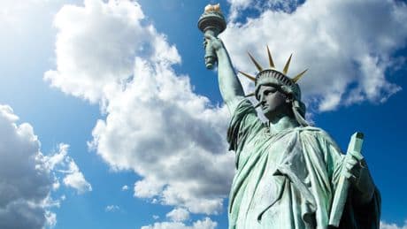 Se cumplen 140 años desde llegada a Nueva York de la Estatua de la Libertad como símbolo de esperanza para los inmigrantes, ¿es momento de devolverla tras las políticas de  Trump?