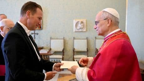 Trump'ın Vatikan elçisinden Papa'ya çikolatalı pasta jesti