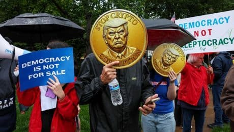 Trump acoge una cena con 'criptobros' millonarios que pagaron por sentarse a la mesa en medio de acusaciones de corrupción