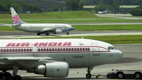 Air India, aereo prende fuoco dopo l'atterraggio a Delhi: evacuati i passeggeri, tutti salvi