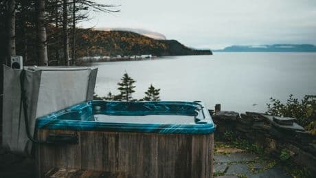 Un film d'horreur d'un nouveau genre: coincées dans un bain à remous, deux femmes sauvées in extremis