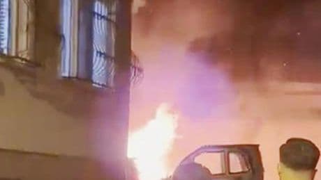 Fatih’te akılalmaz anlar! Eşini tehdit etti, ağabeyinin aracını ateşe verdi