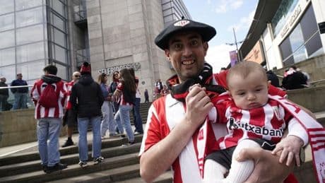 El hincha rojiblanco más joven anima en Manchester con tres meses: «Es del Athletic desde que nació»