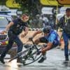 Toeschouwer zorgt voor schrikmoment in Tour de France: man rijdt vlak voor peloton over finish