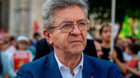 Pourquoi Jean-Luc Mélenchon porte-t-il un petit triangle rouge sur sa veste ?