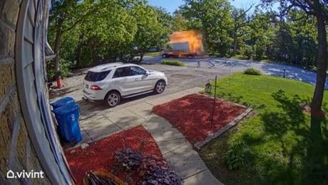 Sekunden vor der Katastrophe - Truck explodiert beim Fahren!