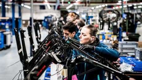 De Batavusfabriek in Heerenveen, geboorteplek van het oer-Hollandse fietsmerk, gaat sluiten. Waarom?