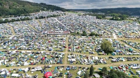 Campingplätze öffnen: Erste Staus bei der Anreise zum "SonneMondSterne"-Festival