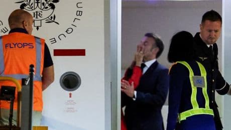 Ohrfeige für Macron im Flieger? Nun meldet sich ein Mitreisender zu Wort