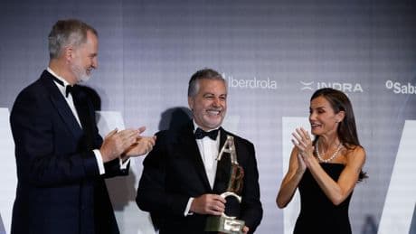 El Rey pide a los periodistas “no ceder ante el ruido y la aceleración”