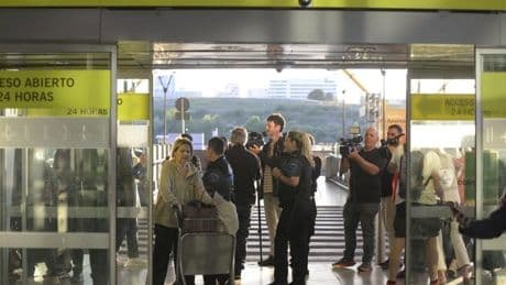 Más periodistas que sintecho en la primera noche de control de accesos a Barajas