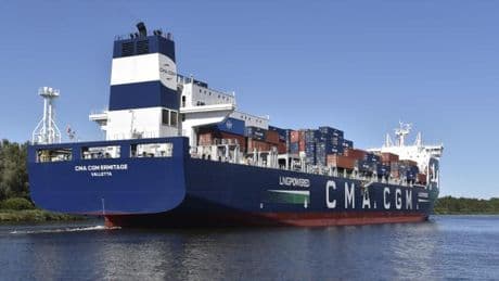 Schiff beschädigt Kai und Containerbrücke