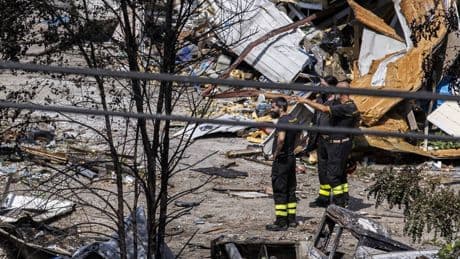 Incendio all'ex campo rom. Una nube nera sulla città