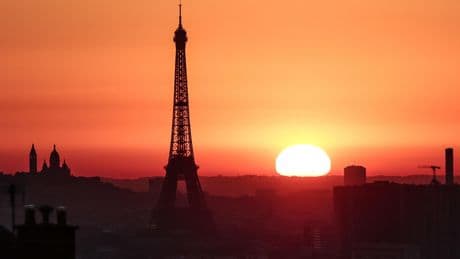 Le sommet de la tour Eiffel fermé jusqu'à mercredi en raison de la canicule