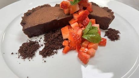 Schokoladentarte mit Erdbeeren aus dem „The Westin Grand“