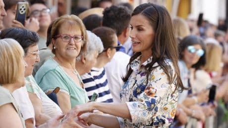 Vestido floral con guiño a Valencia, alpargatas y diadema: Letizia se adelanta al verano en Guadalupe
