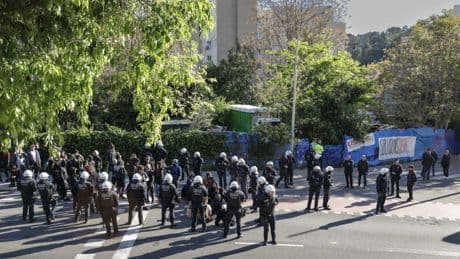 El desalojo de las chabolas del barrio de Vallcarca desata una tormenta vecinal y política