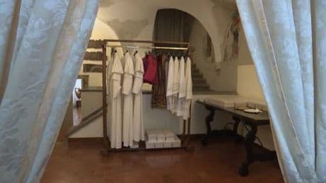 Il pianto, gli abiti bianchi e la preghiera: ecco cosa succede al Papa nella "stanza delle Lacrime"